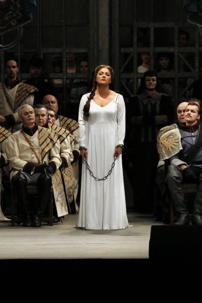 Anna Netrebko gibt einen fulminanten Einstieg ins Wagnerfach: Als Elsa in Lohengrin wird sie an der Semperoper Dresden gefeiert — wieder einmal. Semperoper Dresden, © Daniel Koch.