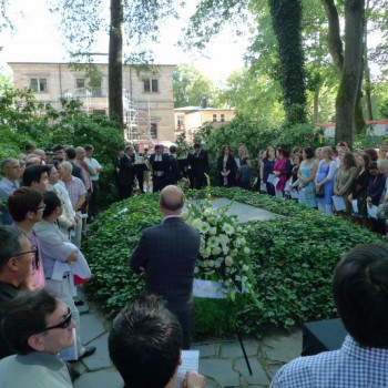 Auftakt des Eröffnungstags in Bayreuth. Der Festspielchor versammelt sich zum Grabsingen an der Ruhestätte von Richard Wagner. (Foto: ek)