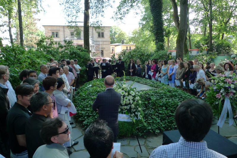 Auftakt des Eröffnungstags in Bayreuth. Der Festspielchor versammelt sich zum Grabsingen an der Ruhestätte von Richard Wagner. (Foto: ek)