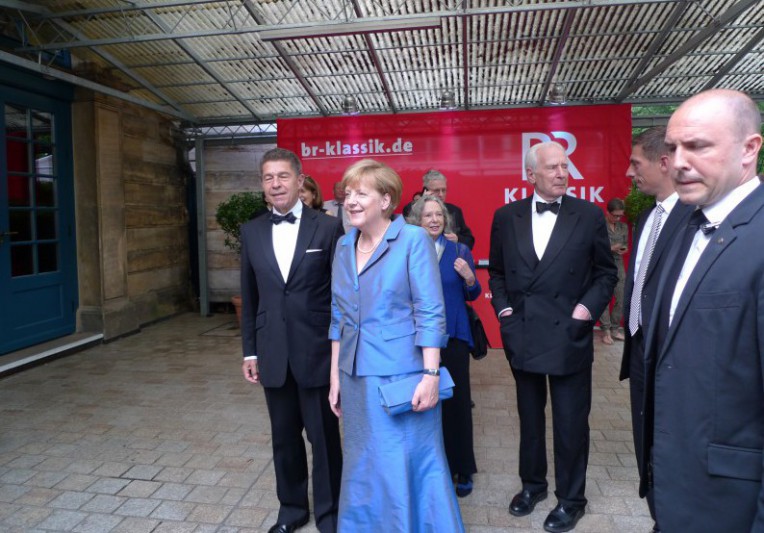 Bundeskanzlerin Angela Merkel trifft bei den Bayreuther Festspielen ein (ek)