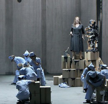 Szene aus "Der fliegende Holländer" in Bayreuth: Senta hat sich ihren Holländer gebastelt. (Foto: Enrico Nawrath, Bayreuther Festspiele)