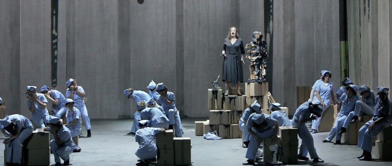 Szene aus "Der fliegende Holländer" in Bayreuth: Senta hat sich ihren Holländer gebastelt. (Foto: Enrico Nawrath, Bayreuther Festspiele)