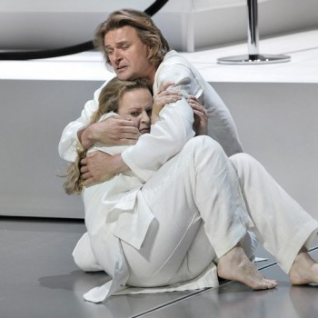 Und sie stellt die Frage doch: Edith Haller als Elsa mit Klaus Florian Vogt als Lohengrin. (Foto: Enrico Nawrath, Bayreuther Festspiele)