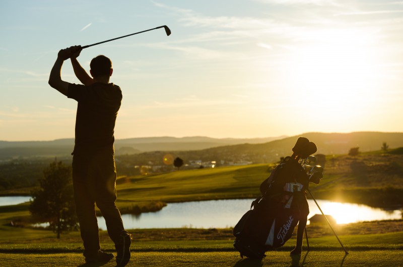 Entspannung für Geist und Rücken bei einer Runde Golf beim Golfclub Bayreuth.