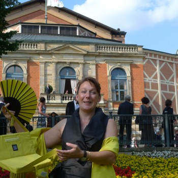 Voila: Fertig für einen bequemen Abend. Stephanie von Keller mit ihrer Festspieltasche. (Foto: ek)