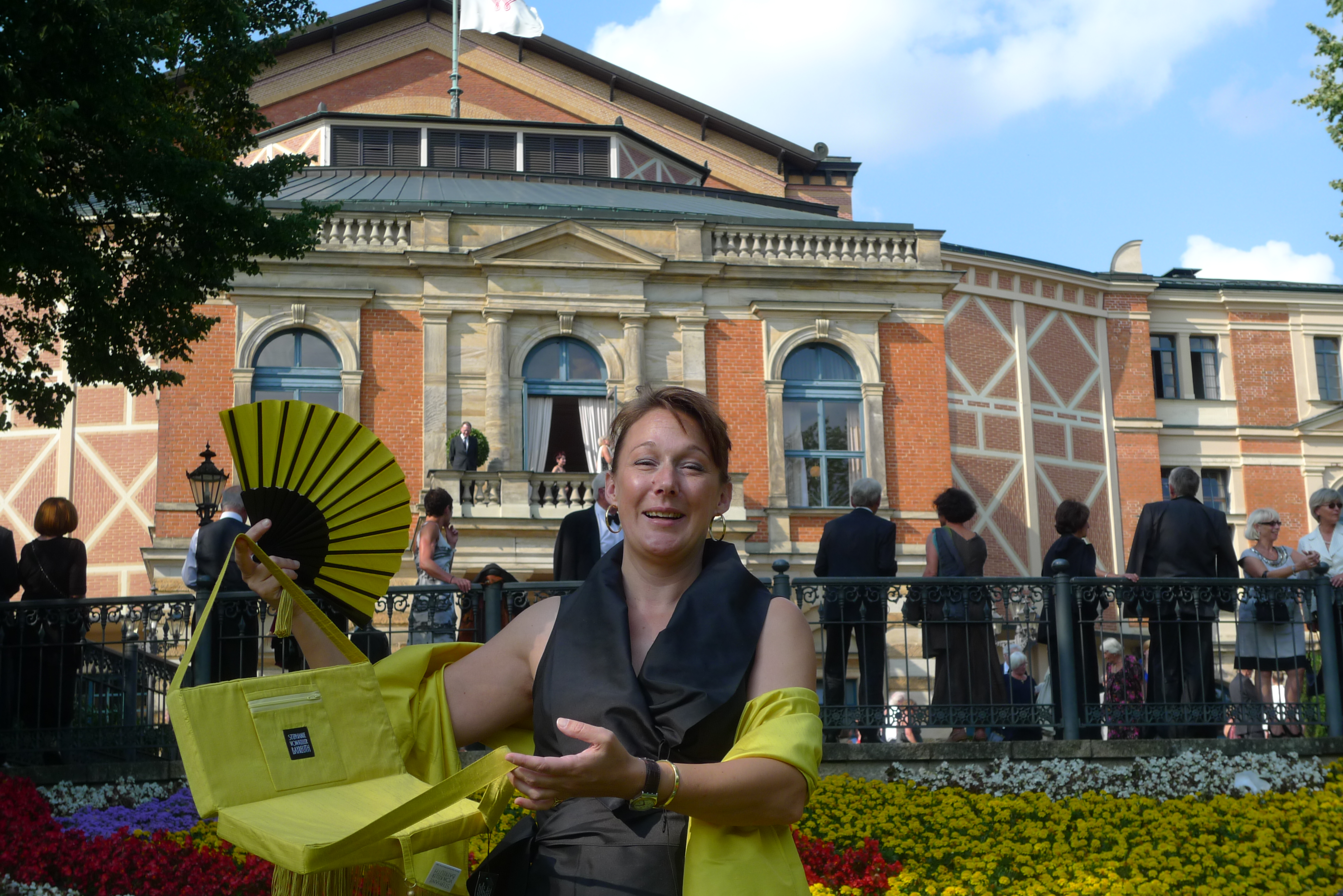 Voila: Fertig für einen bequemen Abend. Stephanie von Keller mit ihrer Festspieltasche. (Foto: ek)