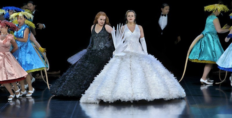 Große Show bei Lohengrin: Prächtige Kostüme und überzeugende Sängerinnen mit Petra Lang (l.) als Ortrud und Edith Haller als Elsa. (F: Enrico Nawrath, Bayreuther Festspiele)