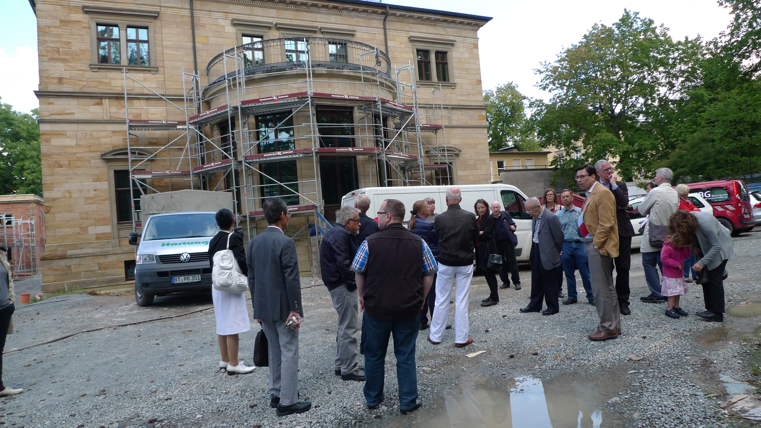 Attraktion Baustelle: Täglich kommen Interessenten, um zu sehen, was sich rund um die Villa Wahnfried tut. Die Führung übernimmt manchmal auch Museums-Direktor Dr. Sven Friedrich. (Foto: ek)