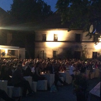Volle Bänke: 500 Zuschauer genießen die Atmosphäre im Schlosshof.