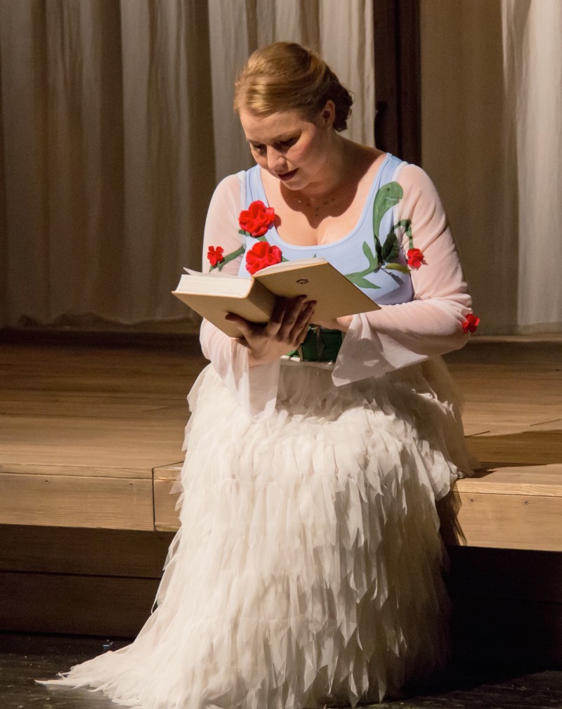 Träumt sich aus Büchern ihren Schwanenritter herbei: Elsa, gesungen von Christiane Kohl. (Foto: Jörg Schulz, Bayreuther Festspiele)