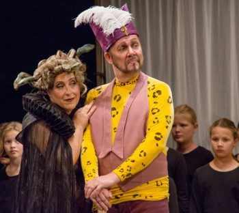 Herrlich neidisches Paar: Alexandra Petersamer und Jukka Rasilainen als Ortrud und Friedrich von Telramund. (Foto: Jörg Schulz, Bayreuther Festspiele)