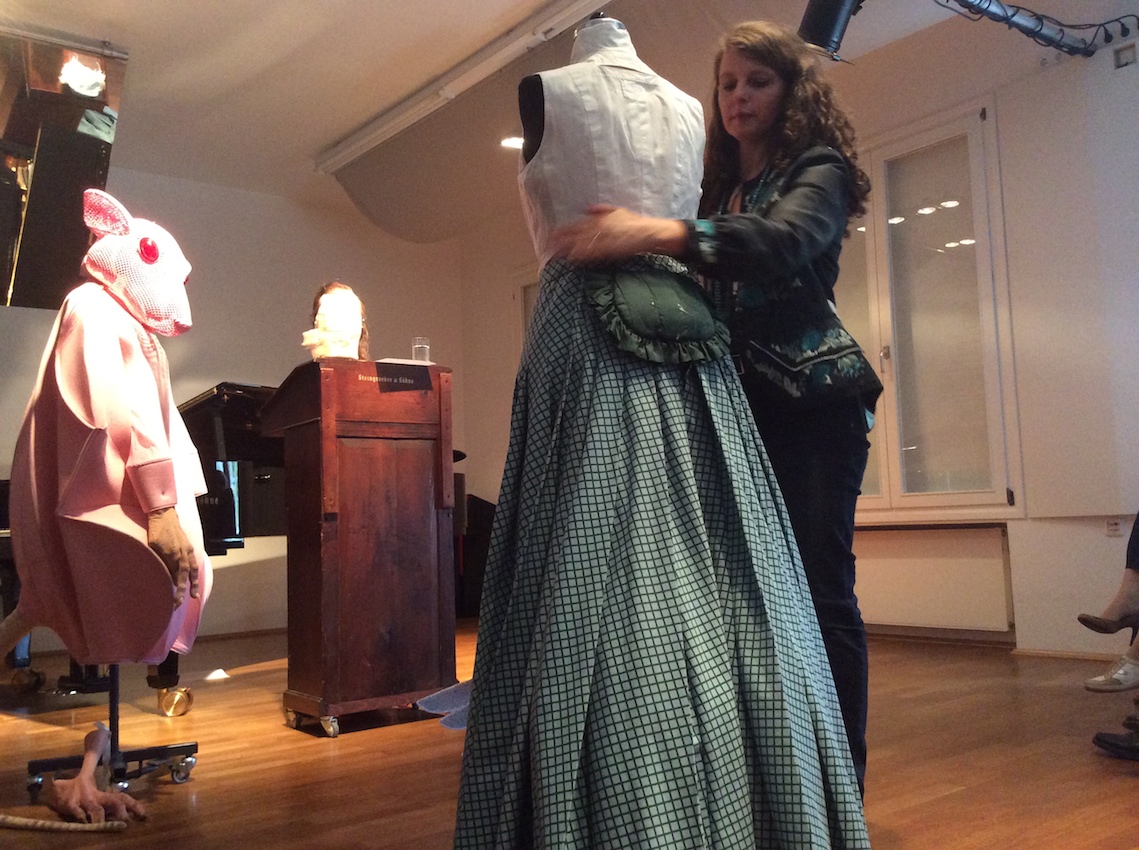 Der damaligen Zeit nachempfunden ist dieses Parsifal-Kostüm: Monika Gora enthüllt die Dame. (Foto: ek)