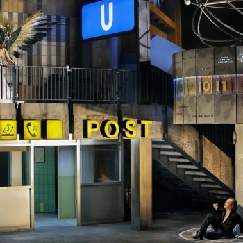 Rendezvous am Alex: Siegfried und der Waldvogel mit Weltuhr, Hauptpostamt und U-Bahn. (Foto: Enrico Nawrath, Bayreuther Festspiele)