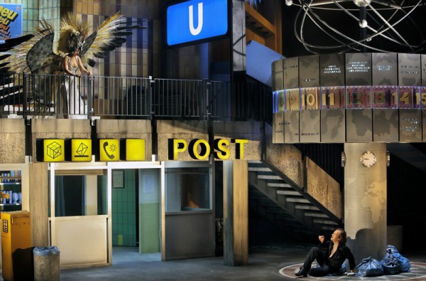 Rendezvous am Alex: Siegfried und der Waldvogel mit Weltuhr, Hauptpostamt und U-Bahn. (Foto: Enrico Nawrath, Bayreuther Festspiele)