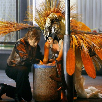 Siegfried und der prächtige Waldvogel. (Foto: Enrico Nawrath, Bayreuther Festspiele)