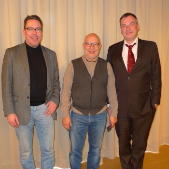 Vor der Premiere der Götterdämmerung am Landestheater Linz: Wolfgang Haendeler (Dramaturgie), Dirigent Dennis Russell Davies und Regisseur Uwe Eric Laufenberg, der 2016 den Parsifal bei den Bayreuther Festspielen inszeniert.