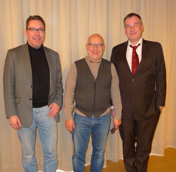 Vor der Premiere der Götterdämmerung am Landestheater Linz: Wolfgang Haendeler (Dramaturgie), Dirigent Dennis Russell Davies und Regisseur Uwe Eric Laufenberg, der 2016 den Parsifal bei den Bayreuther Festspielen inszeniert.