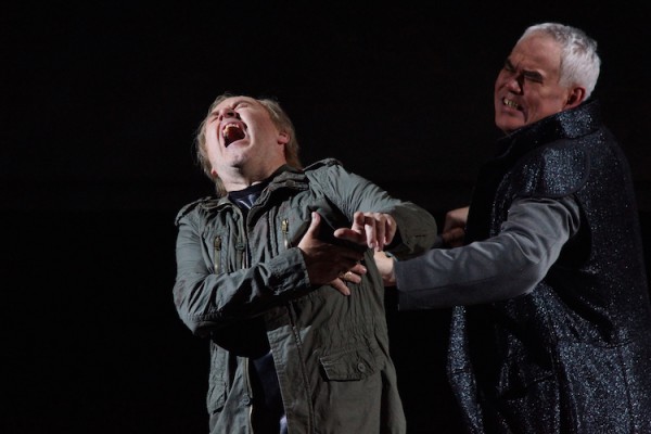 Lars Cleveman als Siegfried und Albert Pesendorfer als Hagen in der "Götterdämmerung" in der Inszenierung von Uwe Eric Laufenberg am Landestheater Linz. - Foto von Karl Forster