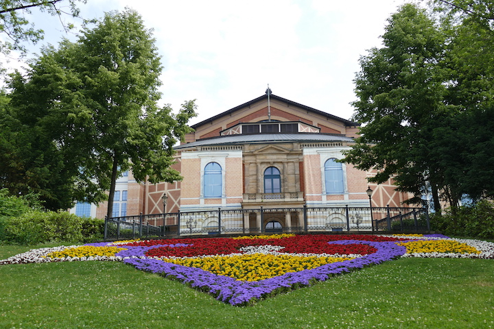 Vorfreude: Die Generalproben haben begonnen. Wenn ab 25. Juli die Flagge am Festspielhaus weht, ist wieder Festspielzeit. © Ehm-Klier