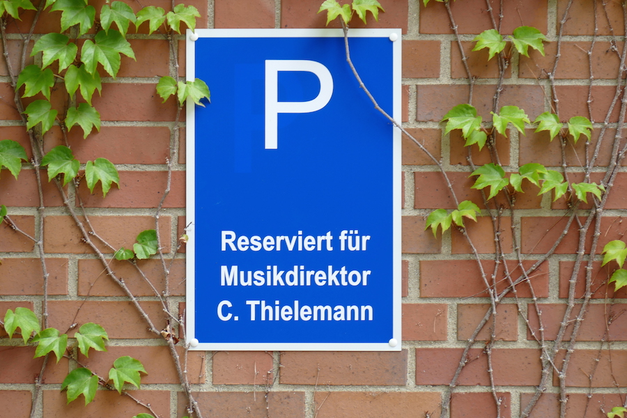 Die Positionen sind geklärt: Musikdirektor C. Thielemann steht auf dem Parkplatz hinter dem Festspielhaus. © festspieleblog.de/ R. Ehm-Klier