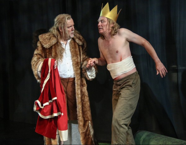 Wirklich peinlich: Amfortas (Raimund Nolte) hat sich ablenken lassen und wurde verletzt. Gurnemanz (Jukka Rasilainen) bedauert seinen König. © Jörg Schulze/Bayreuther Festspiele