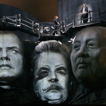 Siegfried und Wanderer auf dem Gipfel des sozialistischen Mount Rushmore. © Enrico Nawrath/Bayreuther Festspiele