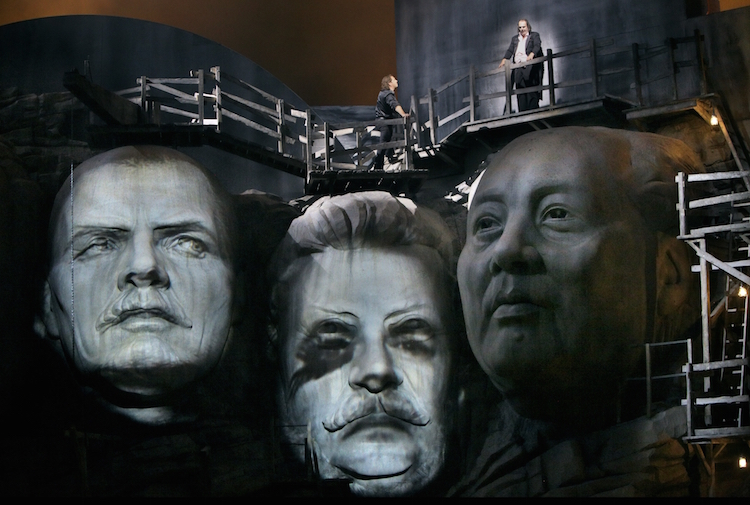 Siegfried und Wanderer auf dem Gipfel des sozialistischen Mount Rushmore. © Enrico Nawrath/Bayreuther Festspiele