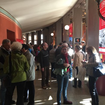 Andrang im Festspielhaus, das am 11. Oktober seine Türen öffnet. Drinnen gibt es viele Attraktionen, hier am Stand der Gesellschaft der Freunde von Bayreuth. © R. Ehm-Klier/festspieleblog.de