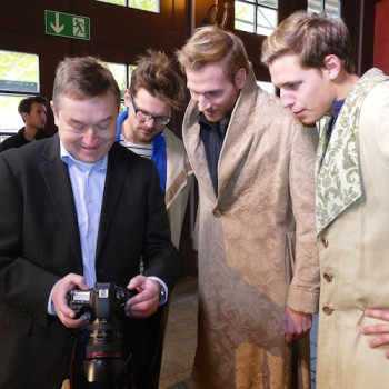 Fotoauswahl: TAFF-Vorsitzender Peter Maisel betätigt sich ebenfalls als Fotograf und zeigt den "Models" das Ergebnis. © R. Ehm-Klier/festspieleblog.de