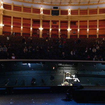 Neue Perspektive: Von der Bühne aus wirkt der Zuschauerraum mit immerhin nahezu 2000 Sitzplätzen plötzlich sehr klein. © R. Ehm-Klier/festspieleblog.de