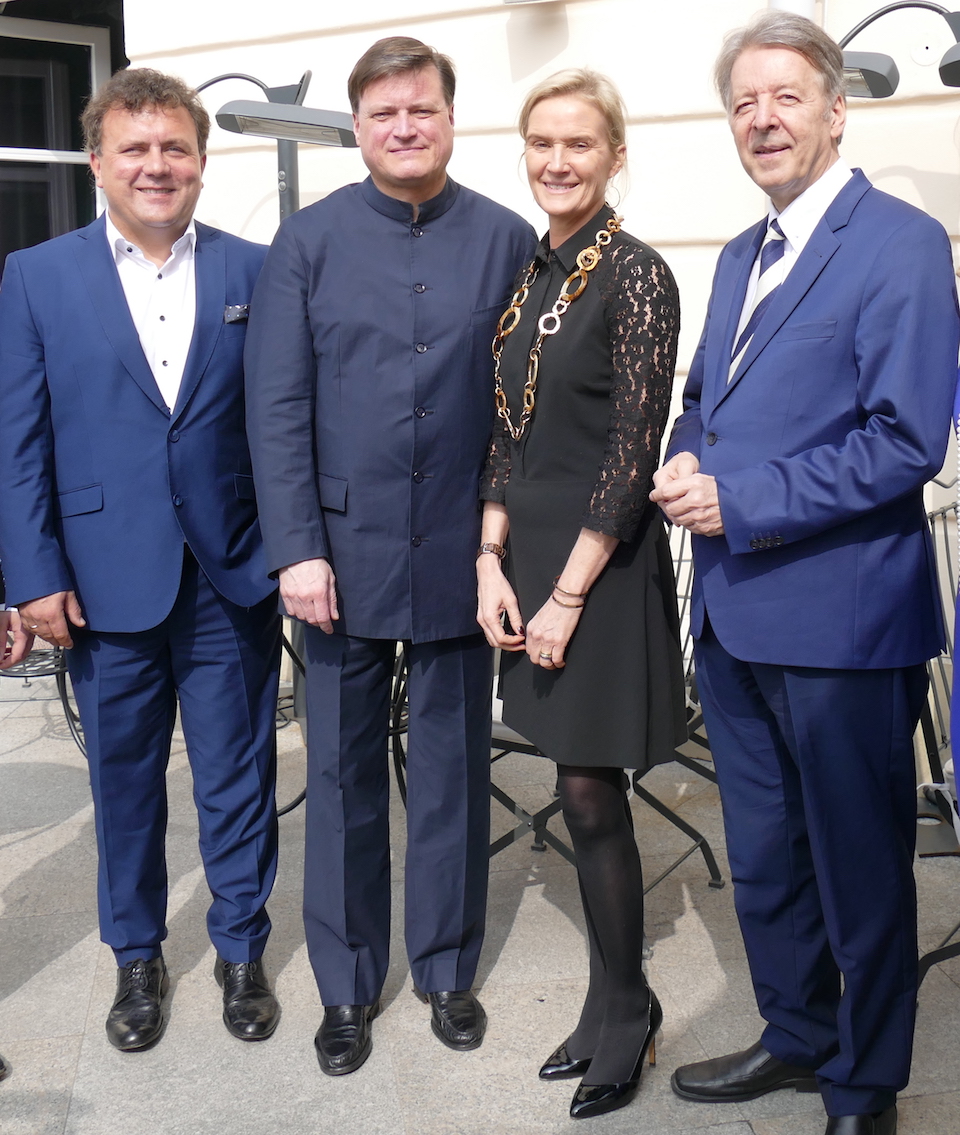 Auf der Terrasse des Nobelhotels Sacher in Salzburg: Jan Nast, Christian Thielemann, Benita von Maltzahn und Peter Ruzicka. © R. Ehm-Klier/festspieleblog.de