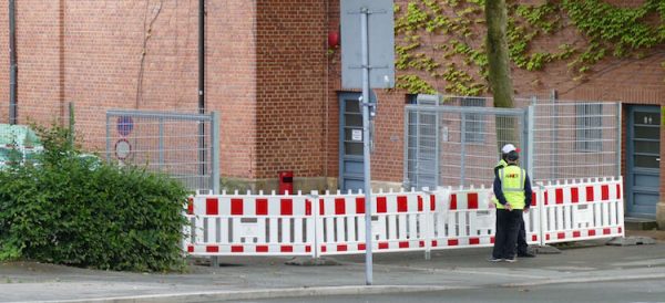 Auch an der Rückseite des Bayreuther Festspielhauses gibt's kein Weiterkommen mehr. Einzig der Weg zum öffentlichen WC ist noch frei.