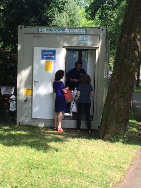 Kleiner Umweg für große Taschen: Der Container im Park unterhalb des Festspielrestaurants. © R. Ehm-Klier/festspieleblog.de