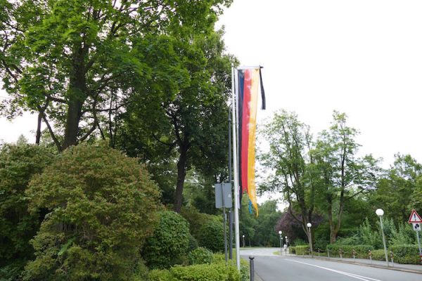 Die Fahnen am Festspielhaus Bayreuth tragen am Eröffnungstag Trauerflor. © R. Ehm-Klier/festspieleblog.de