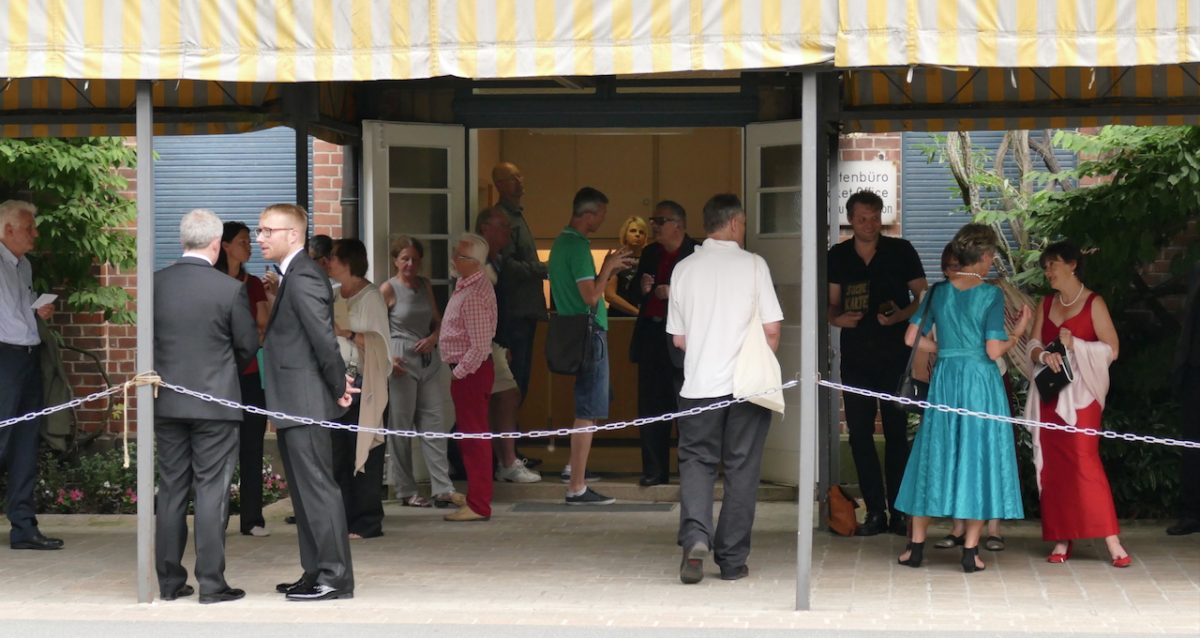 Warteschlange am Festspielhaus Bayreuth vor der Premiere. Viele hatten darauf gehofft, noch kurzfristig an eine Karte für "Parsifal" zu gelangen. Vergeblich. © R. Ehm-Klier/festspieleblog.de