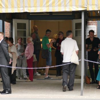 Warteschlange am Festspielhaus Bayreuth vor der Premiere. Viele hatten darauf gehofft, noch kurzfristig an eine Karte für "Parsifal" zu gelangen. Vergeblich. © R. Ehm-Klier/festspieleblog.de