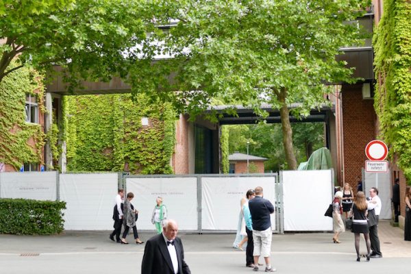 Der Rundgang um das Festspielhaus Bayreuth ist versperrt. © R. Ehm-Klier/pa-ck-mas.de