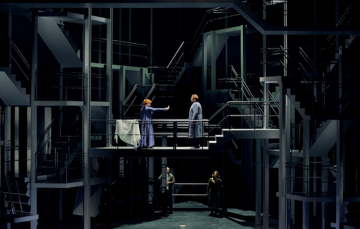 Mehr Leidenschaft: Petra Lang als Isolde und Stephen Gould als Tristan im ersten Akt. © Enrico Nawrath/Bayreuther Festspiele