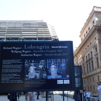 Historischer Vergleich vor dem Nationaltheater Prag.