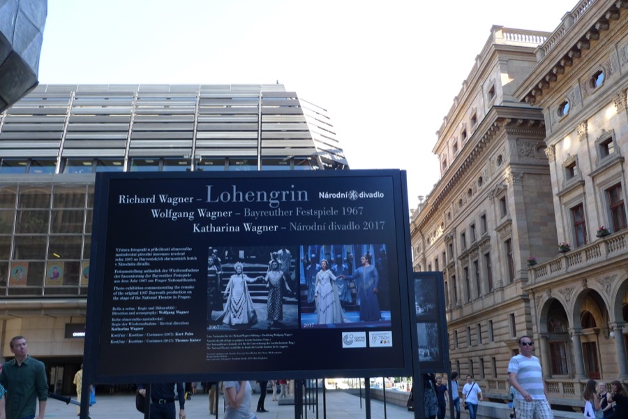 Historischer Vergleich vor dem Nationaltheater Prag.