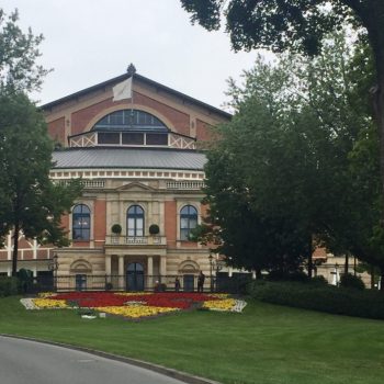 Fahne Festspielhaus Bayreuth am 24. Juli 2017 gehisst.