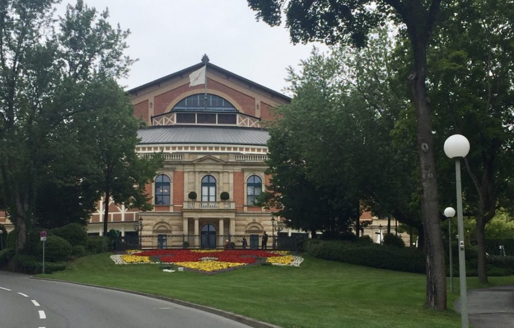 Fahne Festspielhaus Bayreuth am 24. Juli 2017 gehisst.