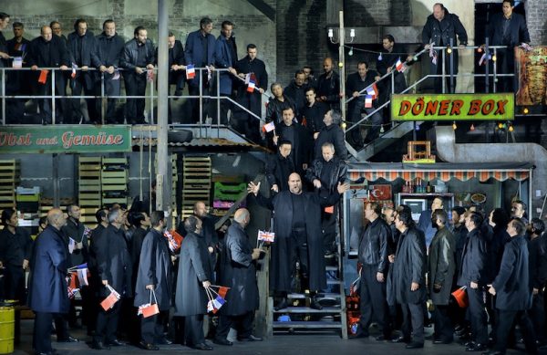 Hagen Stephen Milling und Chor. Szene Götterdämmerung bei den Bayreuther Festspielen.