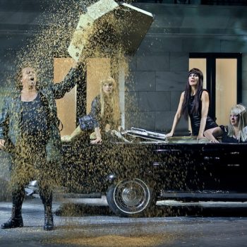 Szene Götterdämmerung bei den Bayreuther Festspielen. Siegfried mit den Rheintöchtern.