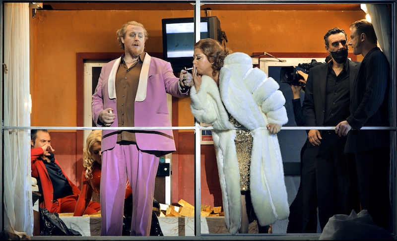 Szene aus Rheingold bei den Bayreuther Festspielen mit Erda, Wotan und den Riesen.
