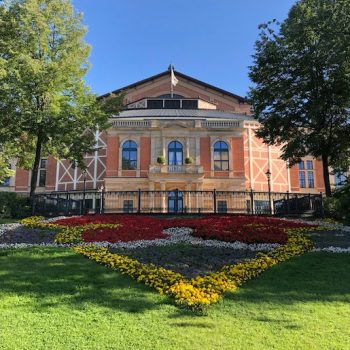 Das Bayreuther Festspielhaus am Morgen, 18. August 2019, © © R. Ehm-Klier, festspieleblog.de