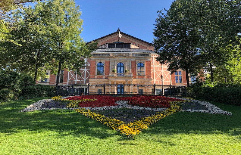 Das Bayreuther Festspielhaus am Morgen, 18. August 2019, © © R. Ehm-Klier, festspieleblog.de