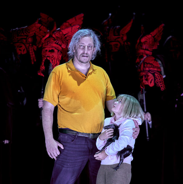 Hagen und das Ring-Kind sowie der Herrenchor in Götterdämmerung, Bayreuther Festspiele 2023.