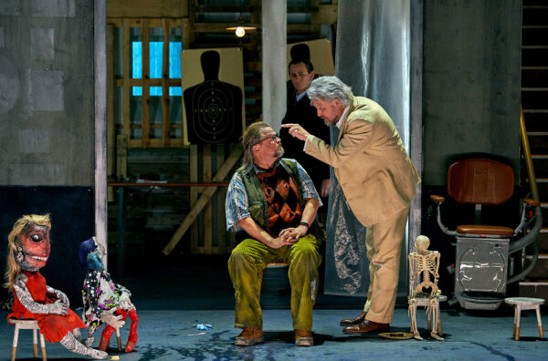 Wotan und Mime in "Siegfried" bei den Bayreuther Festspielen 2023.