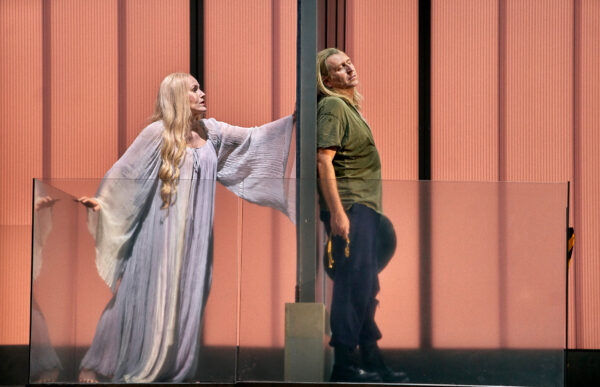 Es geht zum Happy-End: Daniela Köhler als Brünnhilde und Andreas Schager als Siegfried in "Siegfried" bei den Bayreuther Festspielen 2023.